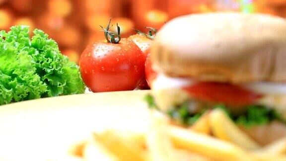 木盘子里的汉堡配薯条和蔬菜