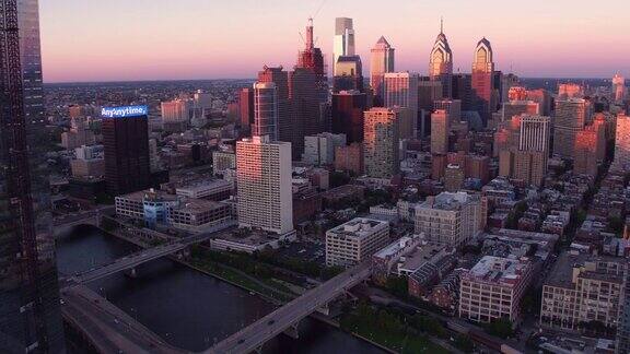 日落时费城的鸟瞰图