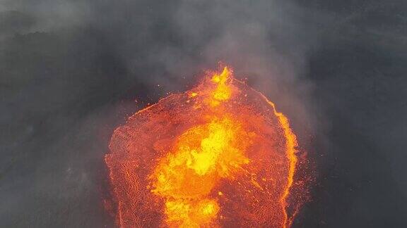 无人机拍摄的冰岛火山裂缝爆发