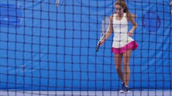 网球运动员打网