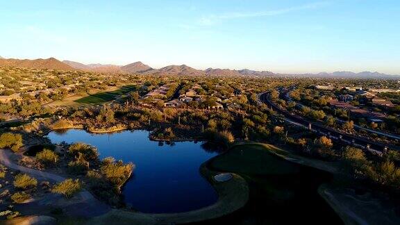 空中亚利桑那高尔夫球场绿色飞越