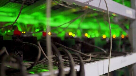 大型有线互联网数据中心存储大型农场的加密货币采矿设备ASIC矿工在机架上挖掘比特币在服务器室超级计算机闪烁着灯光滑块的相机