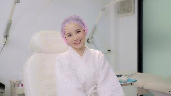 整容手术后的亚洲女性对着镜头笑得很开心