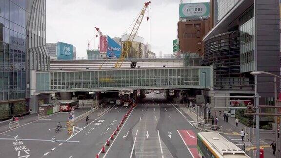 4K卡车离开建筑起重机和建筑工地涉谷东京