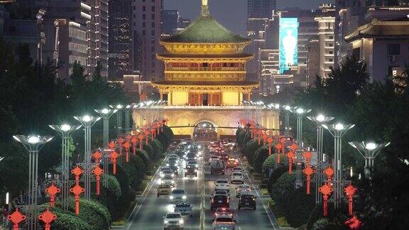 中国西安钟楼和城市交通的夜景