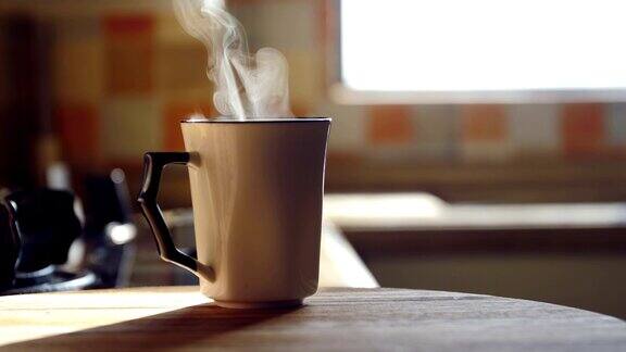 桌上热气腾腾的咖啡杯