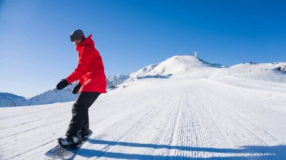 滑雪者冲下空的滑雪坡