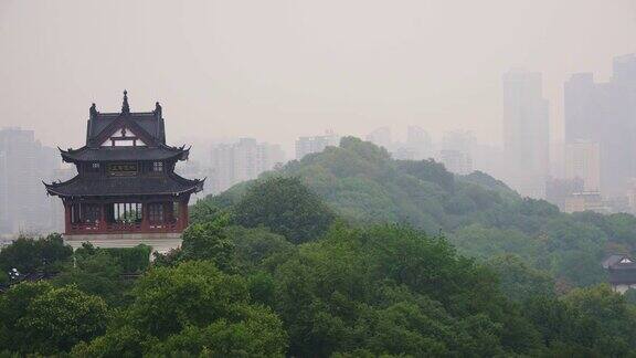 大雾天武汉市最著名的寺庙屋顶全景4k中国