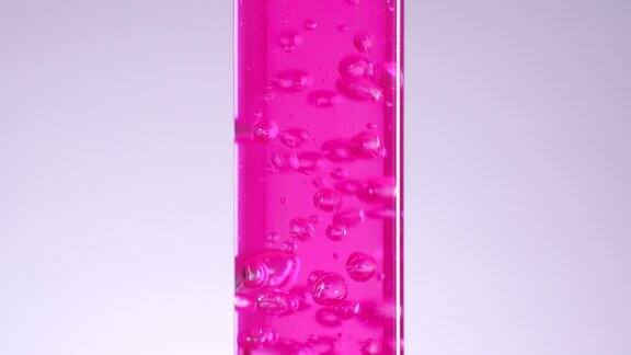 试管内粉红色液态水飞溅气泡