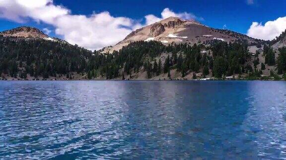 风皱褶湖在拉森火山国家公园-时间流逝