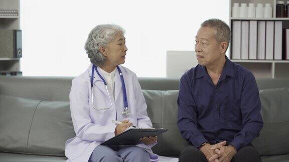 候诊室里一位女医生正在给一位老人提建议轻松氛围保健理念心理健康