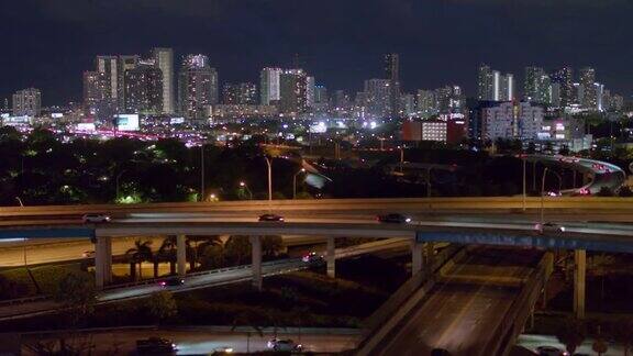 夜间鸟瞰图迈阿密设计区在大高架路口在北迈阿密佛罗里达无人机拍摄的b-roll镜头和平移摄像机的运动
