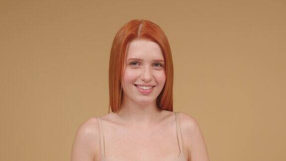 年轻的红发女人在画室微笑的肖像