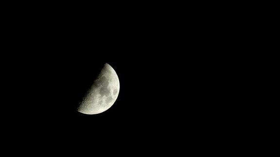 自然的夜晚背景与黑暗的天空和半个月亮地球卫星盈凸阶段
