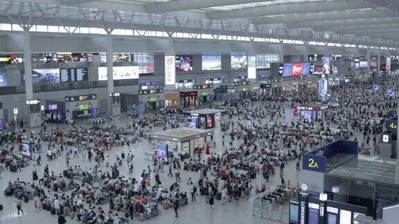 头顶广角拍摄许多人在上海虹桥火车站的大出发大厅