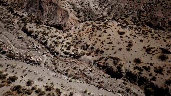 干涸的河床在加州的沙漠山谷