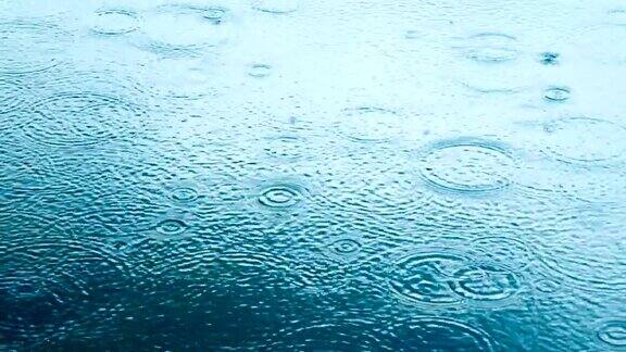 抽象的背景雨滴落在水面上