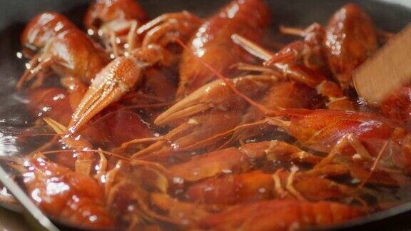 红色的小龙虾在平底锅里煮