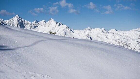 从滑雪胜地的缆车上俯瞰群山