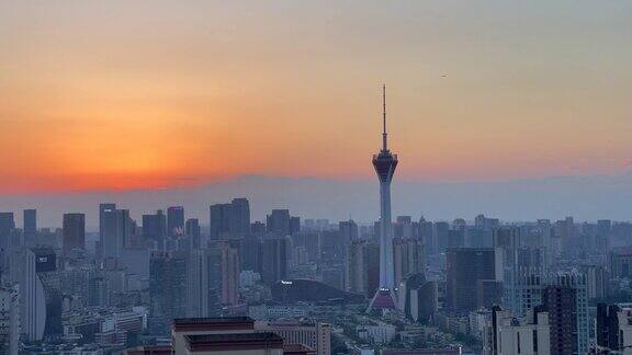 在中国西南部的特大城市成都上空以电视塔和四娘山为背景航拍横跨日落的镜头