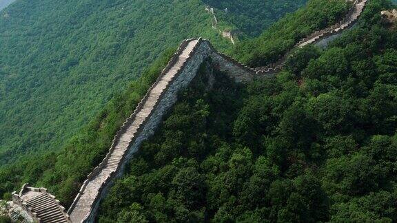 倾斜向下拍摄中国长城靠近北京的偏远剑口段