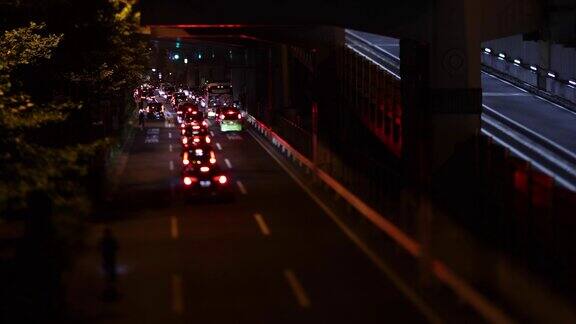 东京城市街道上的夜间微型交通堵塞