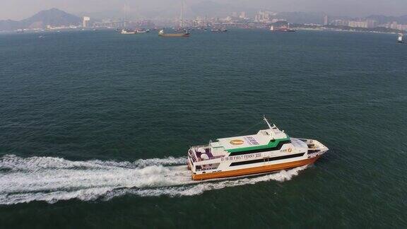 香港航拍v222低空盘旋快速小渡轮前往市区