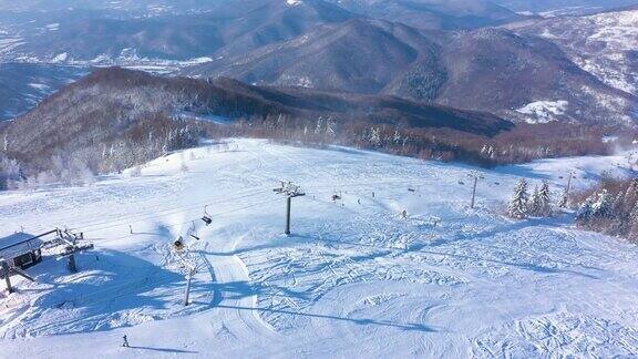 在阳光明媚的冬日早晨滑雪场滑雪坡的鸟瞰图