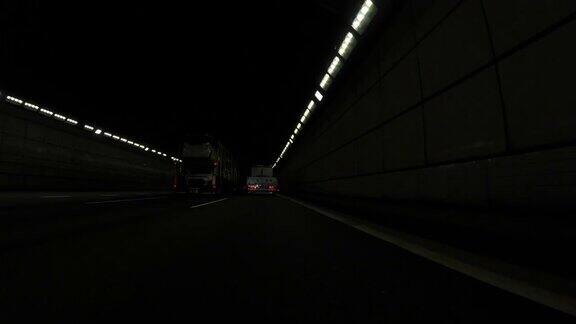 从司机的角度看在隧道中驾驶