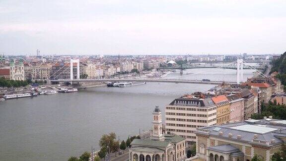布达佩斯白天的城市景观城堡山上的伊丽莎白桥