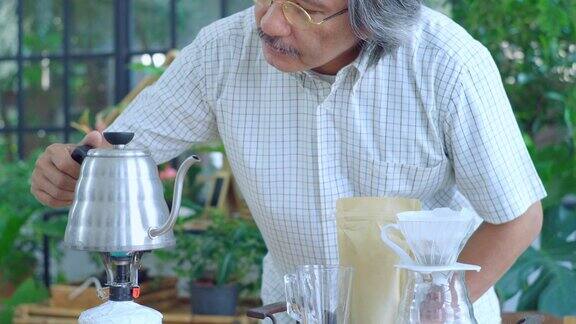 亚洲老年人的生活方式快乐的喝咖啡