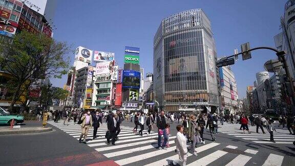 日本涩谷十字路口的行人