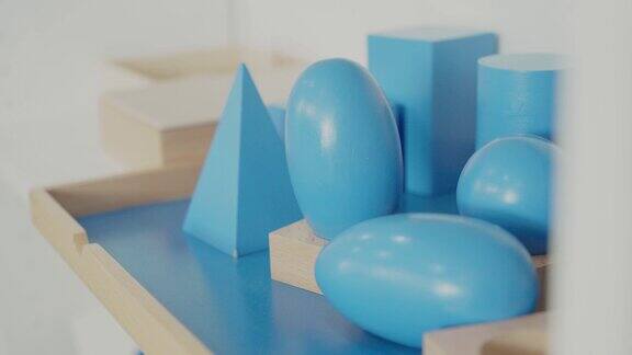 蒙台梭利教室设置3D形状和数学材料