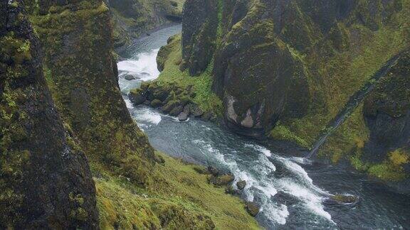 Fjadrargljufur峡谷蜿蜒的河流在奇异陡峭的悬崖岩层之间冰岛、欧洲