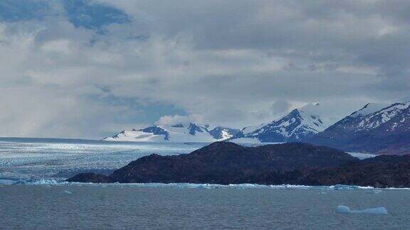 有浮冰的乌普萨拉冰川