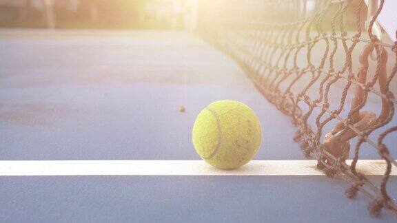 户外的老网球场低角度主题在右边在日落时分