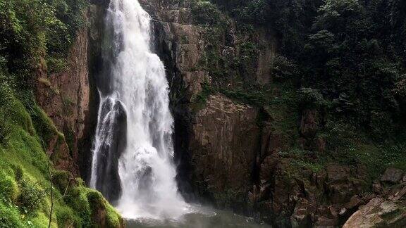 泰国KhaoYai国家公园森林深处的瀑布