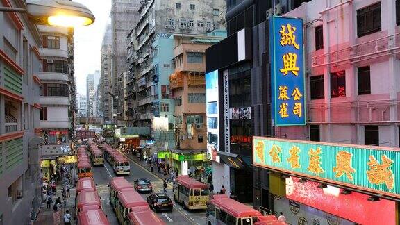 在香港旺角区繁忙街道上的小巴