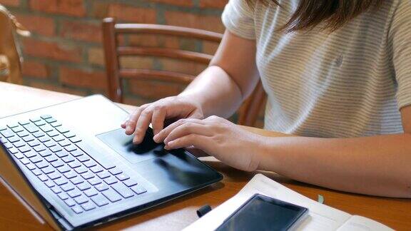 一个在咖啡馆用笔记本电脑工作的女人摄影