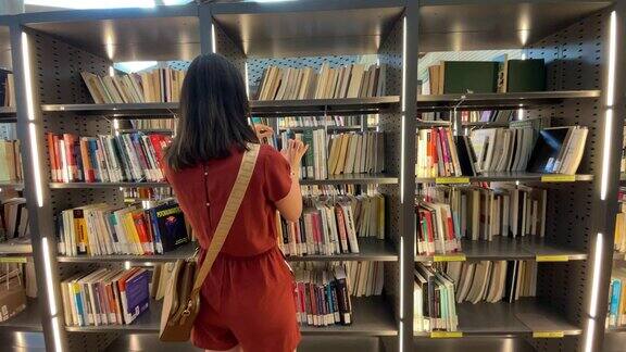 中年妇女在图书馆找书
