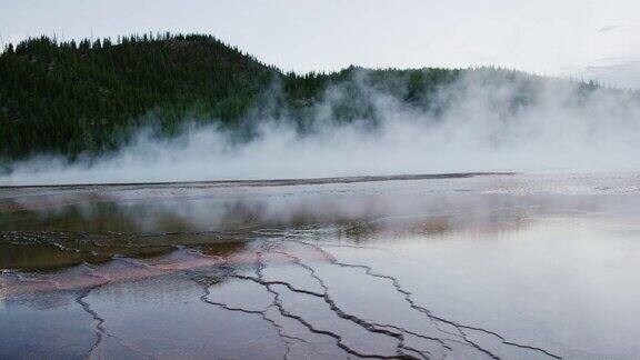 大棱柱形温泉的热水蒸汽附近的黄石国家公园在怀俄明州