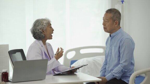 候诊室里一位女医生正在给一位老人提建议轻松氛围保健理念心理健康