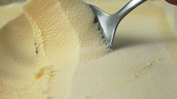 用勺子舀香草冰淇淋的特写镜头