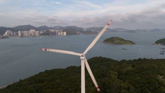香港南丫岛旋转风力发电机鸟瞰图背景为香港仔及鸭脷洲