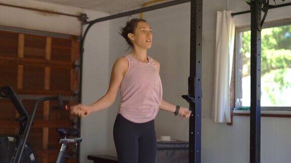强壮的少数民族妇女在家庭健身房锻炼
