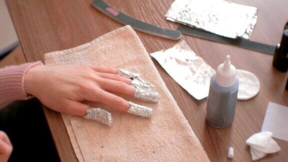 去除指甲上的指甲油所有的手指都有箔纸特写镜头