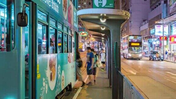 时间流逝的夜晚在香港在高峰时间主要道路的交通繁忙市区街道和现代建筑的交通