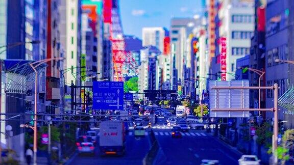 东京塔倾斜后的城市街道上一段时间的微型交通