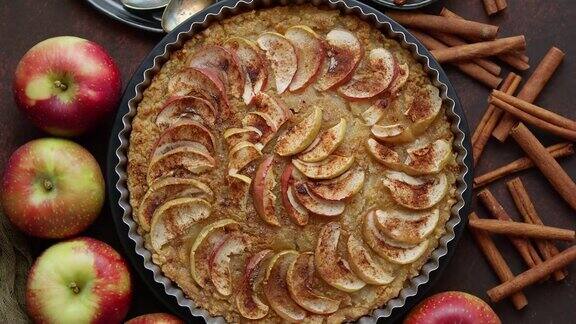 在生锈的背景上自制苹果馅饼和新鲜水果和肉桂棒