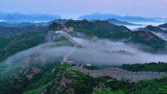 中国长城在平流层雾日出到白天的时间推移